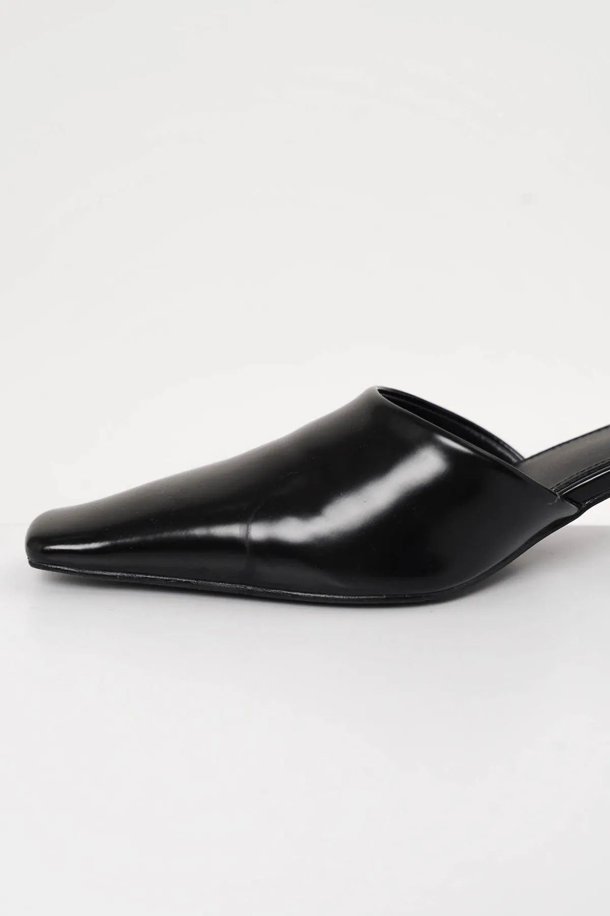 Zyla Mules In Black