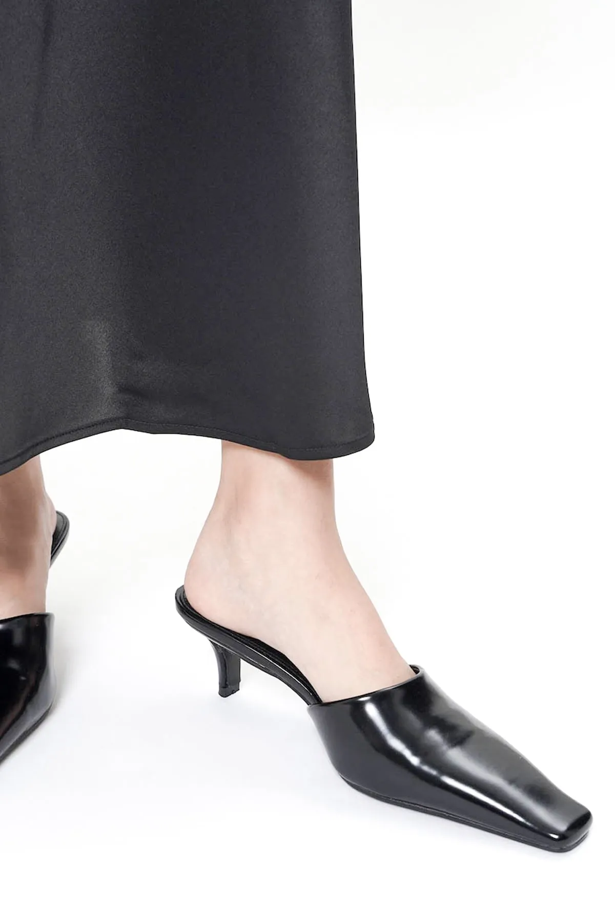 Zyla Mules In Black