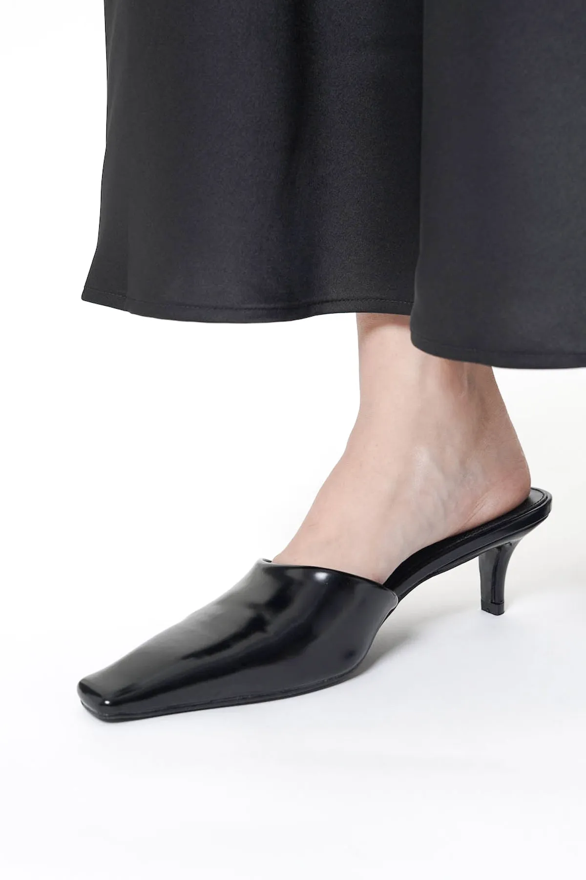Zyla Mules In Black