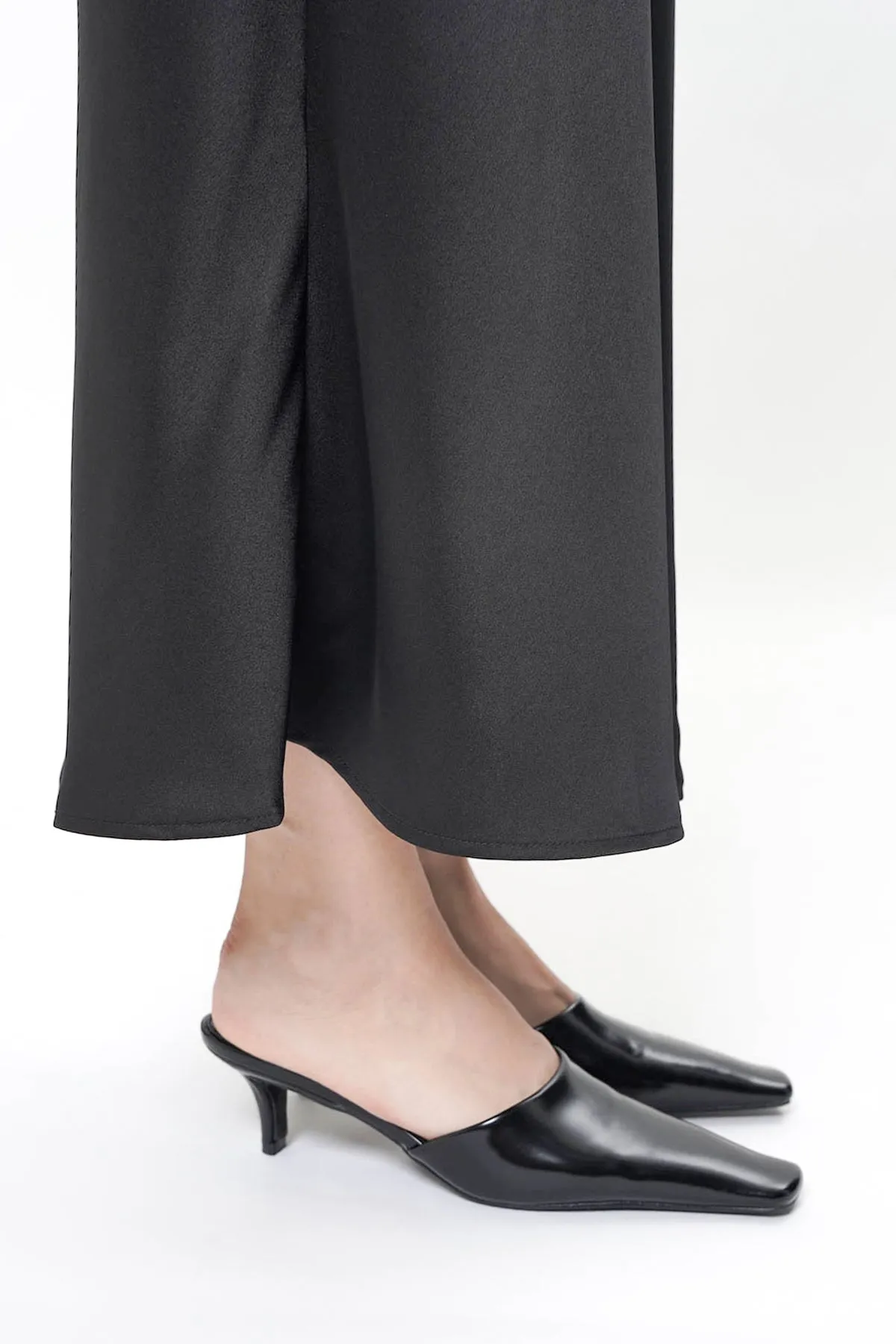 Zyla Mules In Black